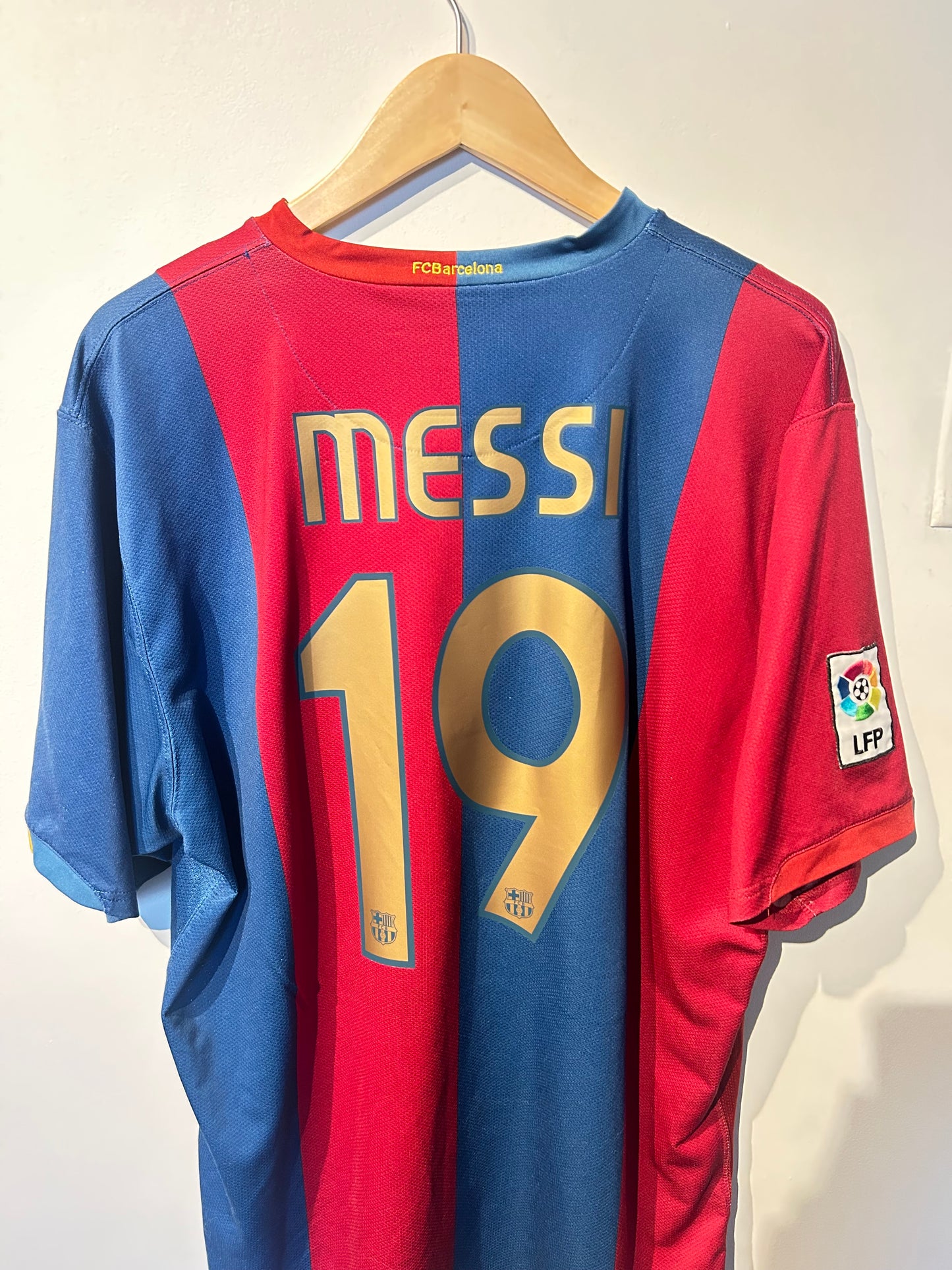 Barcelona 2006-07 Home Shirt - Messi #19 - XL