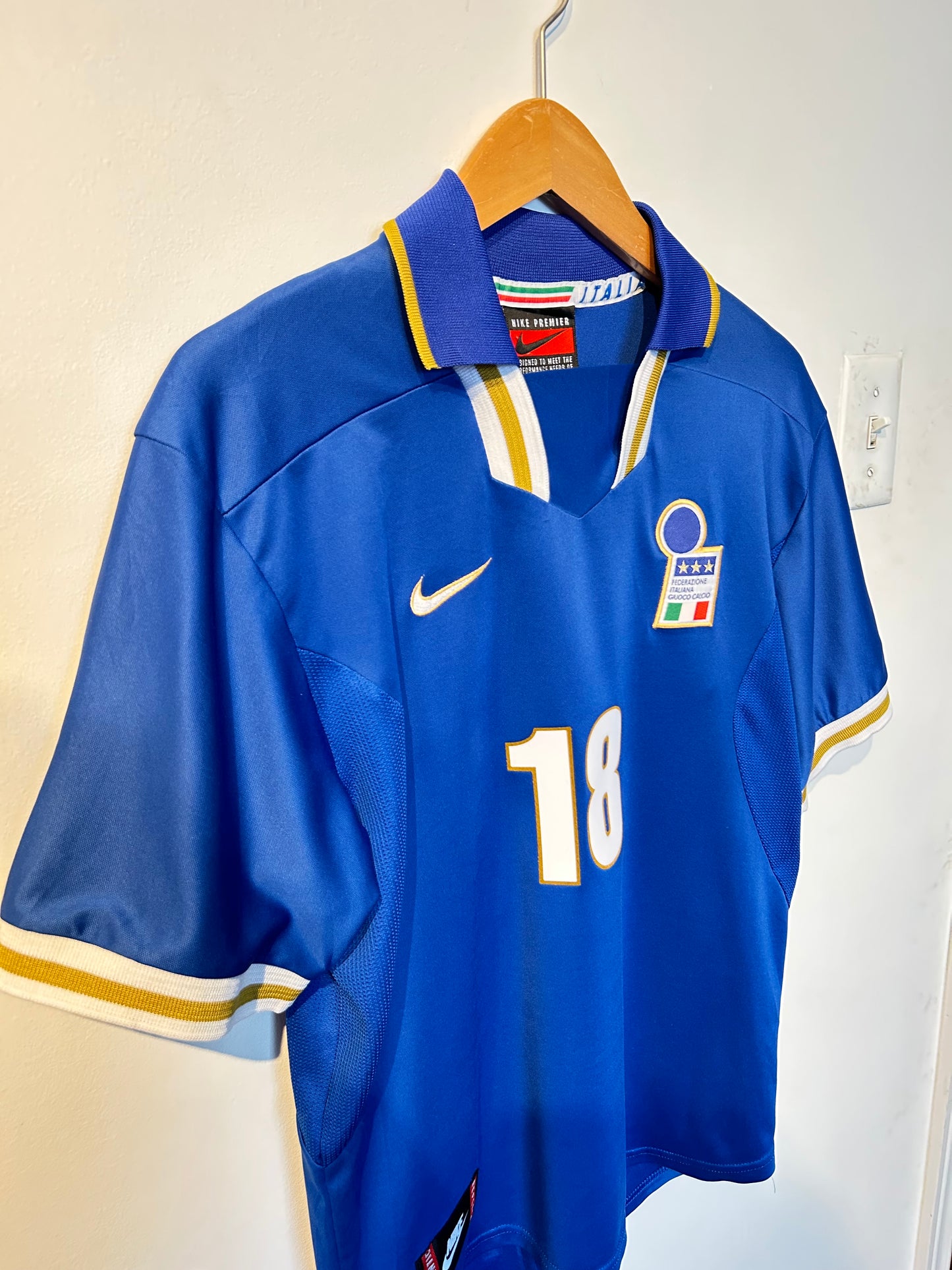 Italy 1996-97 Home Shirt - Baggio #18 - M