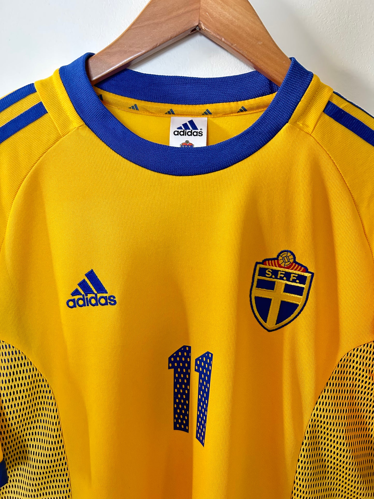 Sweden 2002-03 Home Shirt - Larsson #11 - L