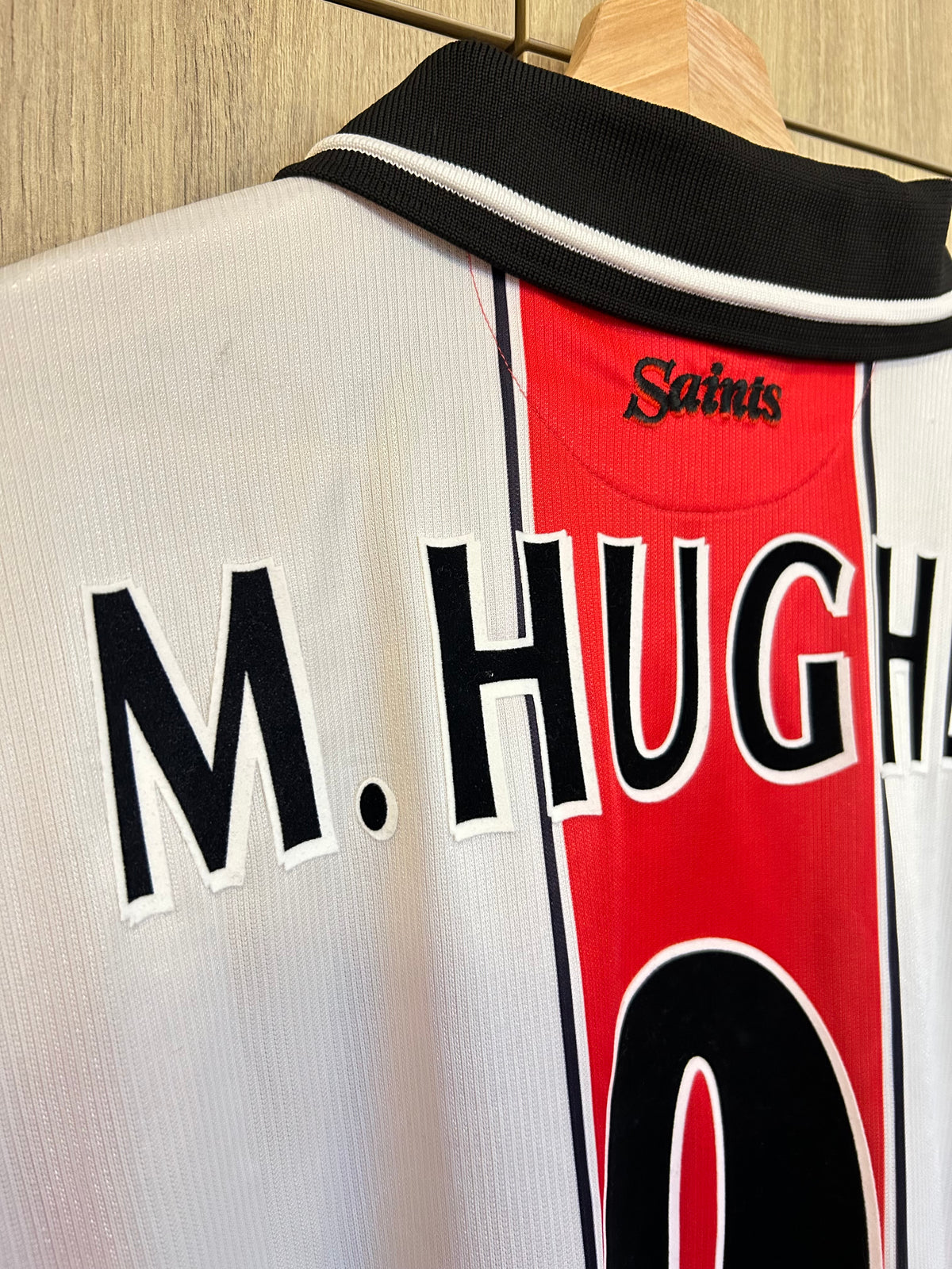 Southampton 1999-01 Home Shirt - M. Hughes #9 - M