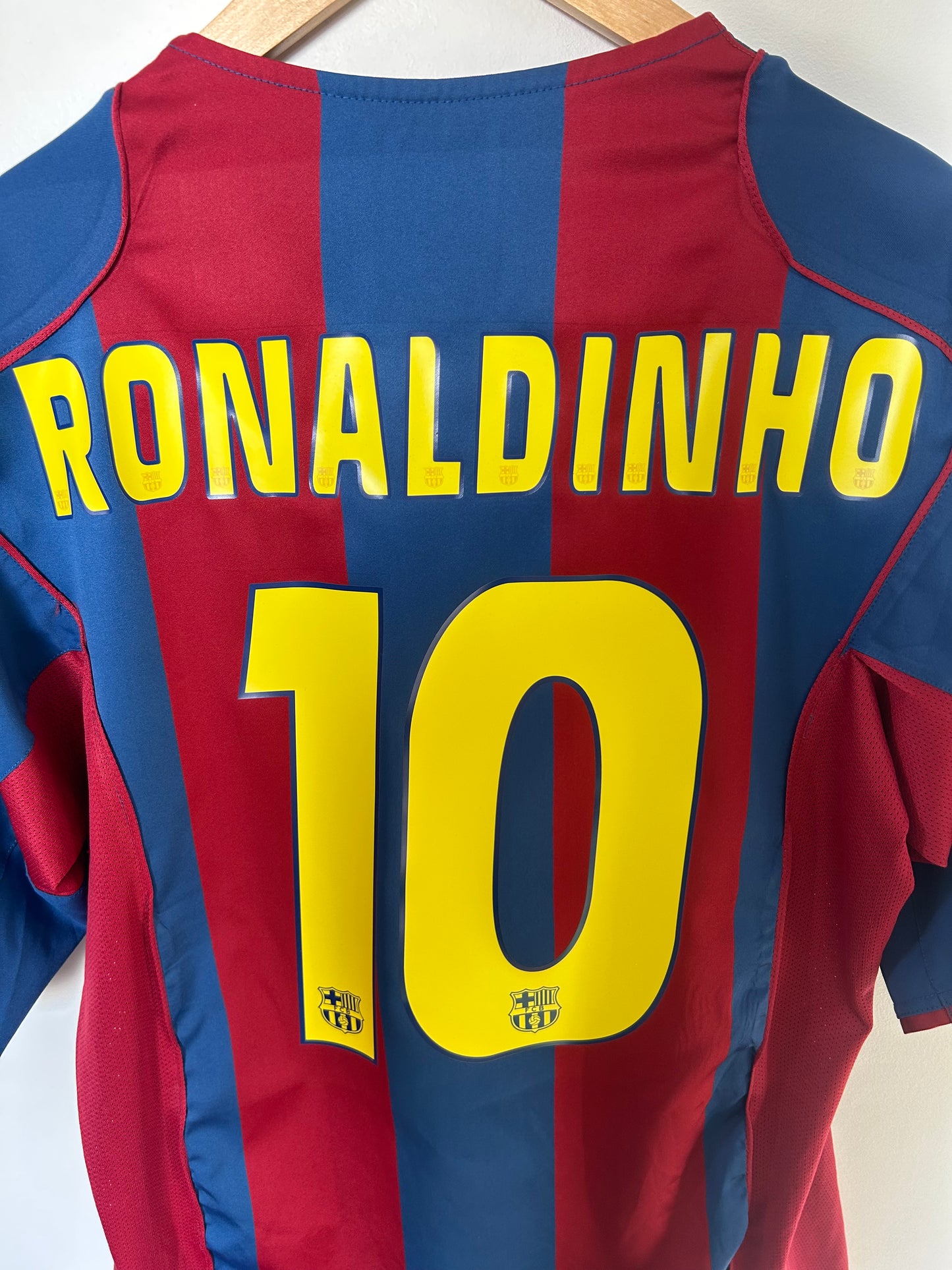 Barcelona 2004-05 Home Shirt - Ronaldinho #10 - M