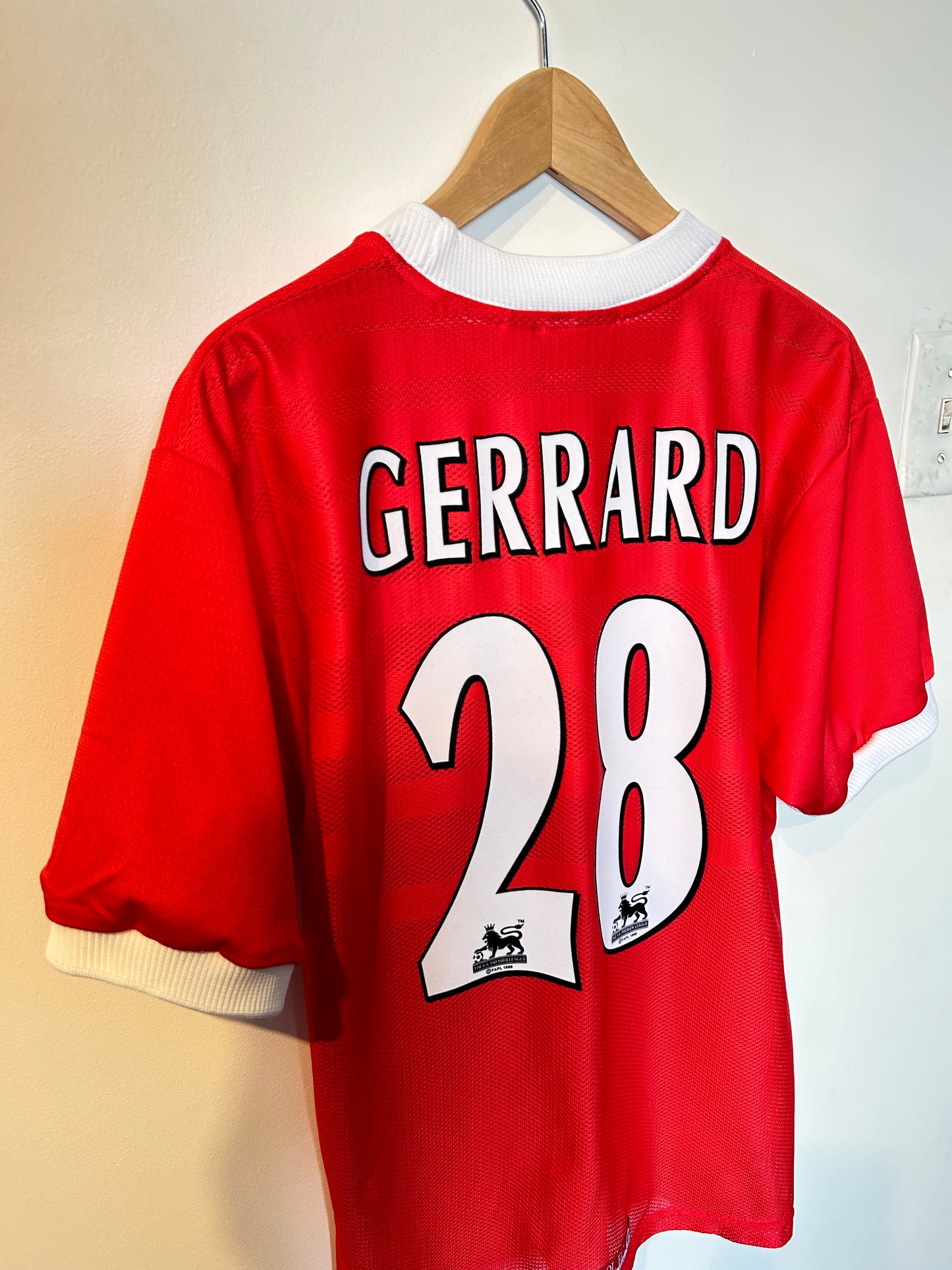 Liverpool 1998-00 Home Shirt - Gerrard #28 - M