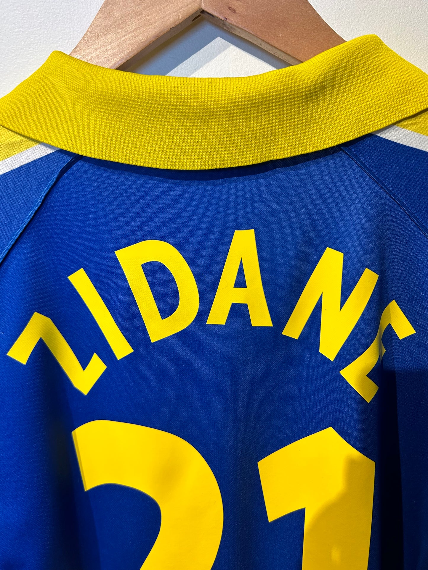 Juventus 1996-97 Away Shirt - Zidane #21 - M