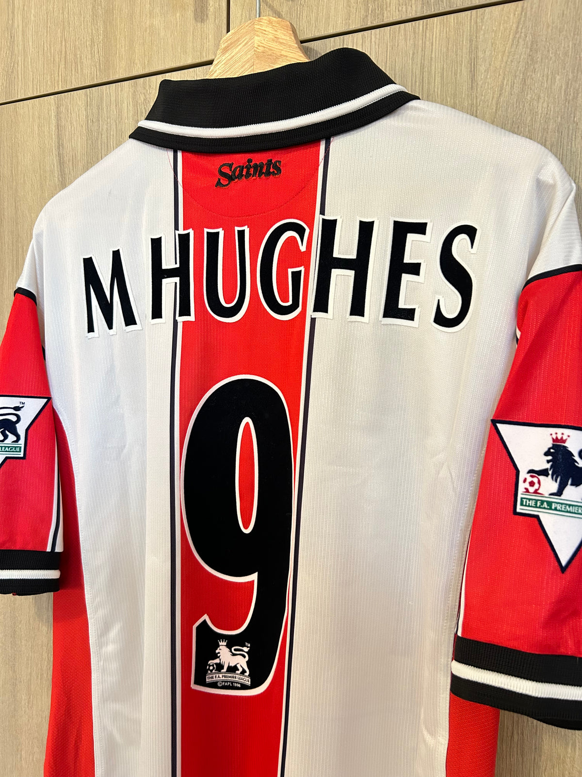 Southampton 1999-01 Home Shirt - M. Hughes #9 - M