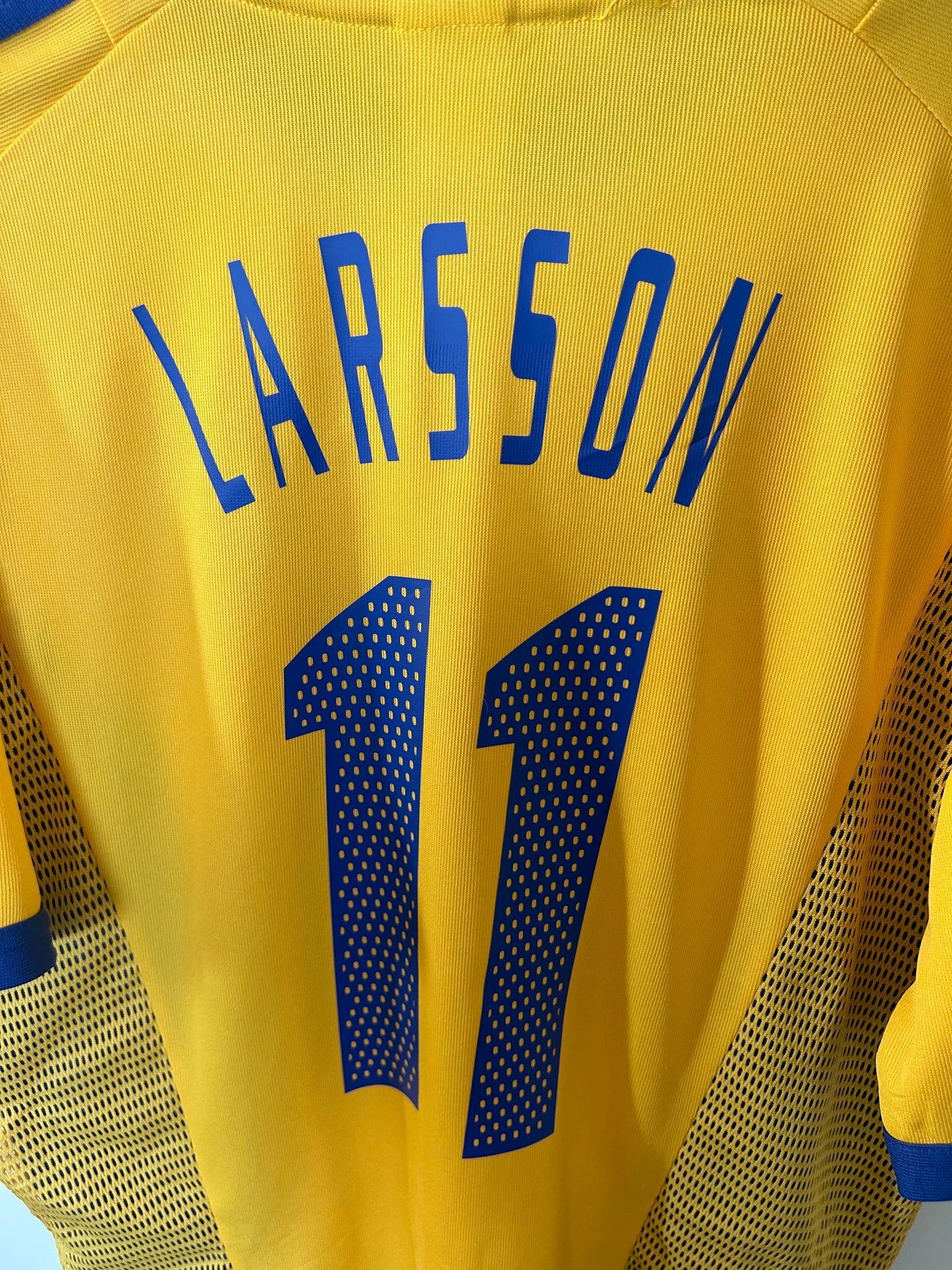 Sweden 2002-03 Home Shirt - Larsson #11 - L