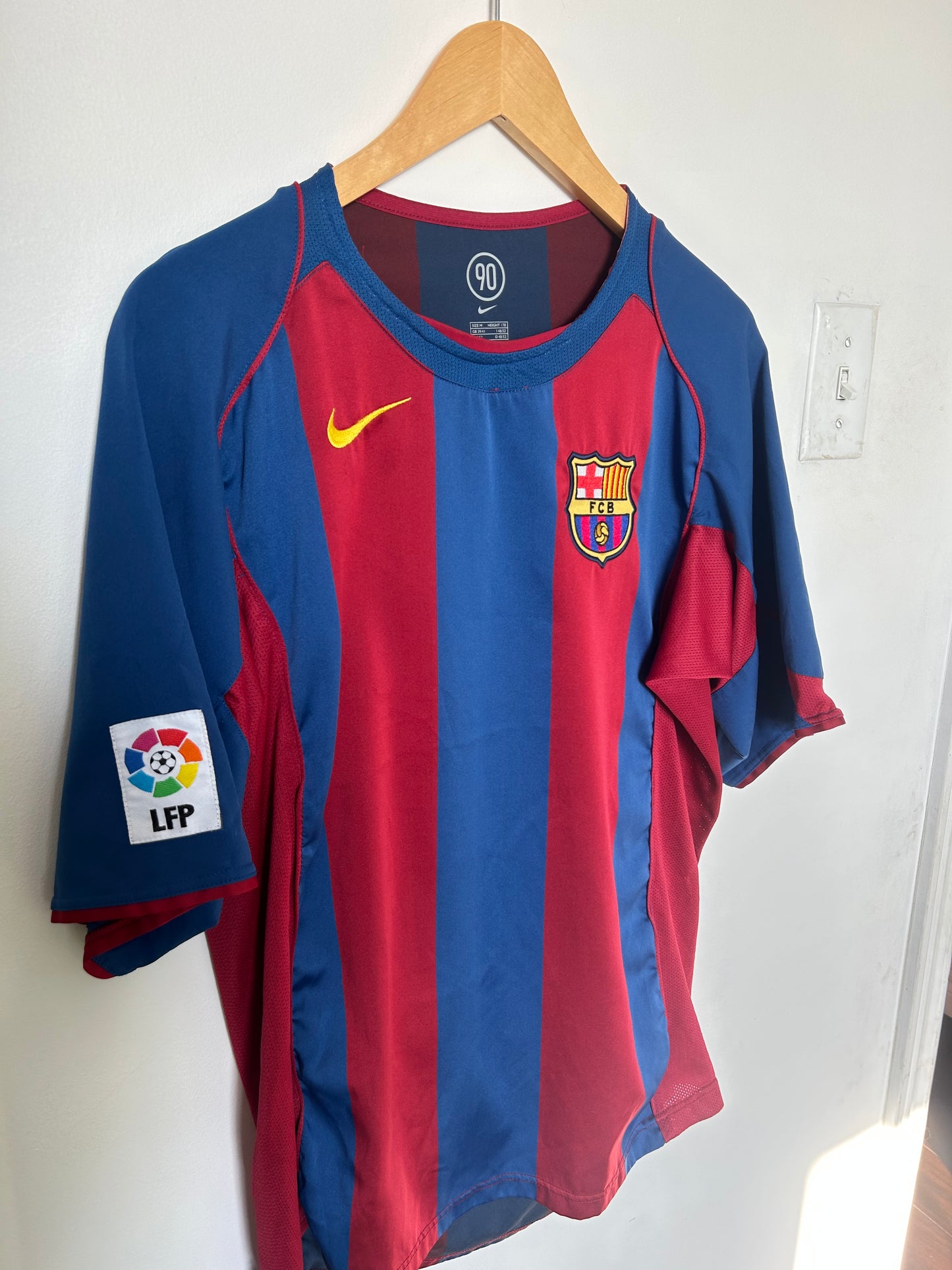Barcelona 2004-05 Home Shirt - Ronaldinho #10 - M