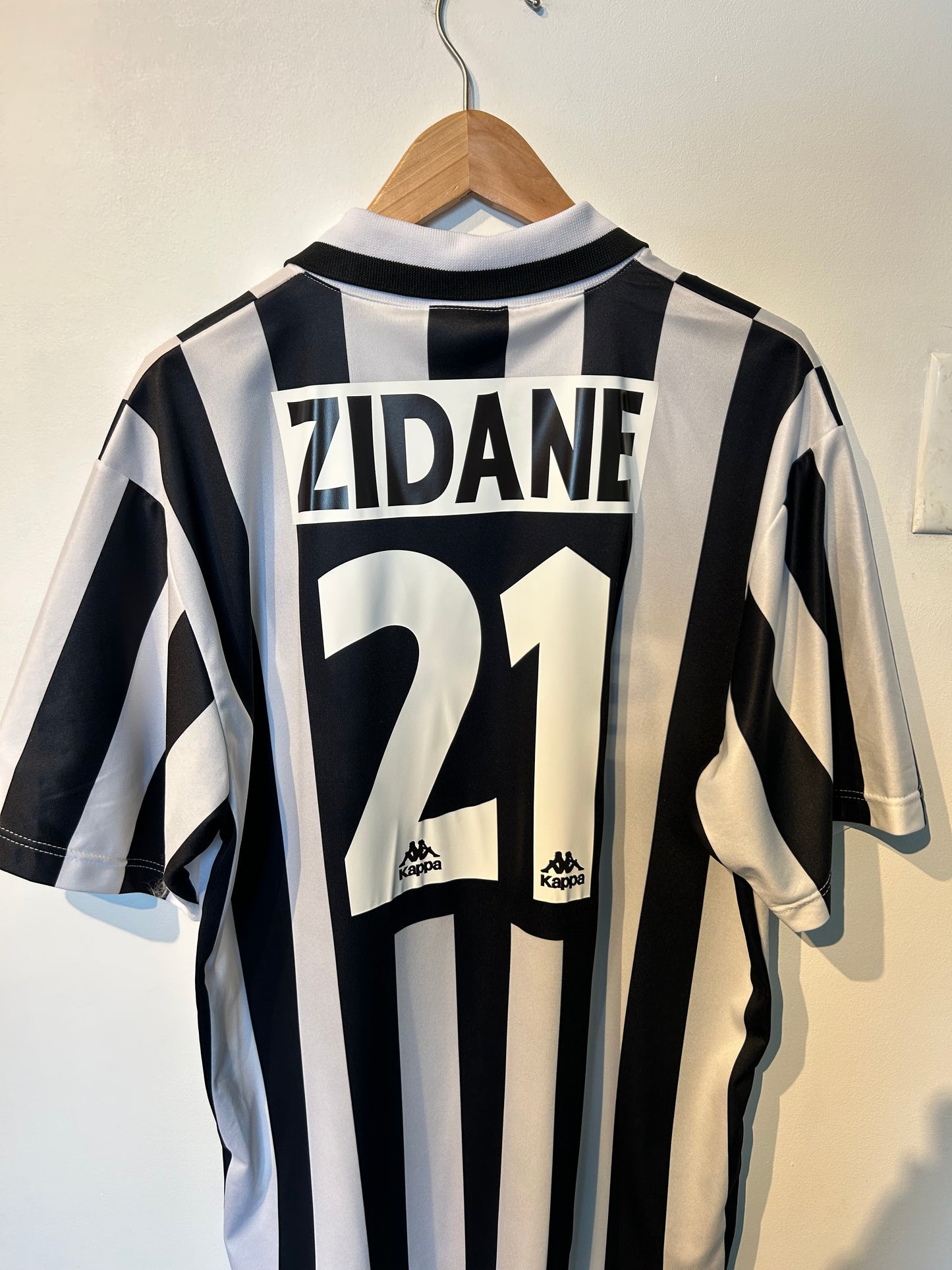 Juventus 1995-97 Home Shirt - Zidane #21 - XL