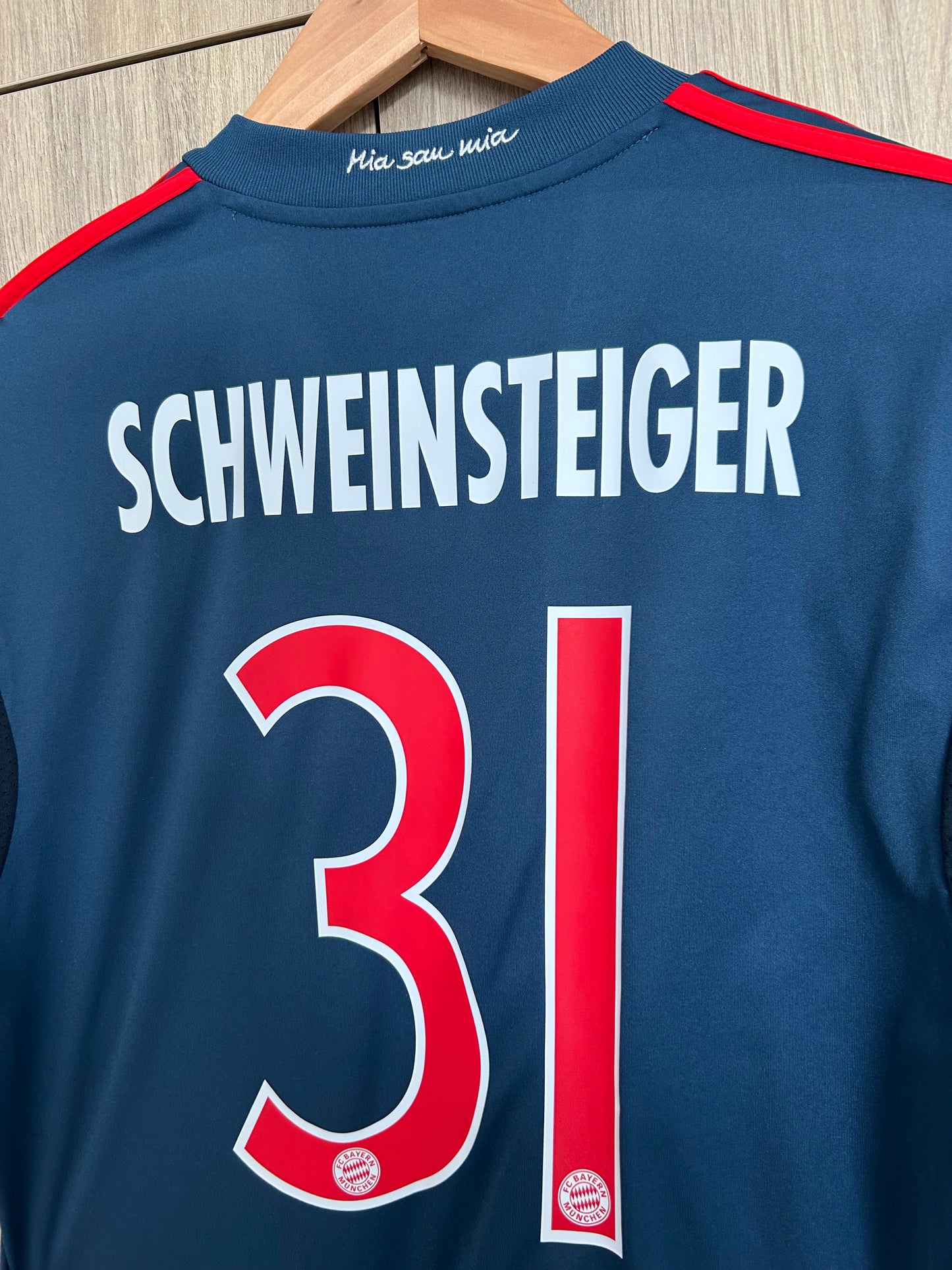 Bayern Munich 2013-14 Third Shirt - Schweinsteiger #31 - M