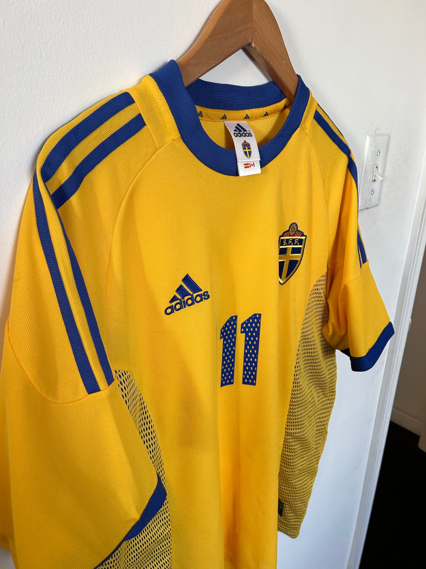 Sweden 2002-03 Home Shirt - Larsson #11 - L