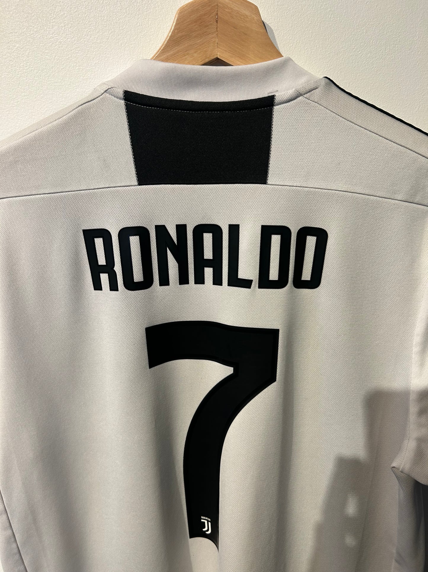Juventus 2018-19 Home Shirt - Ronaldo #7 - L