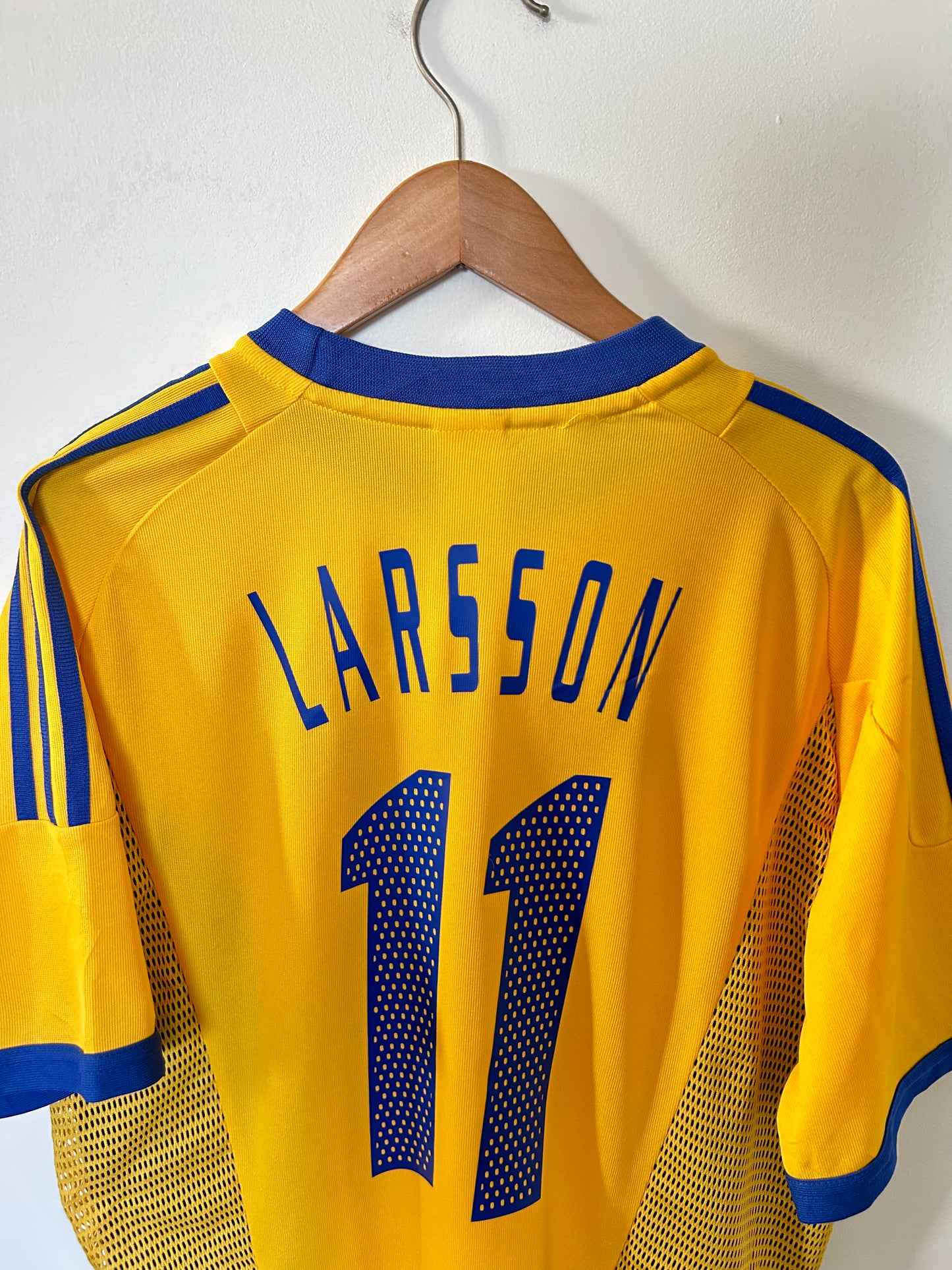 Sweden 2002-03 Home Shirt - Larsson #11 - L