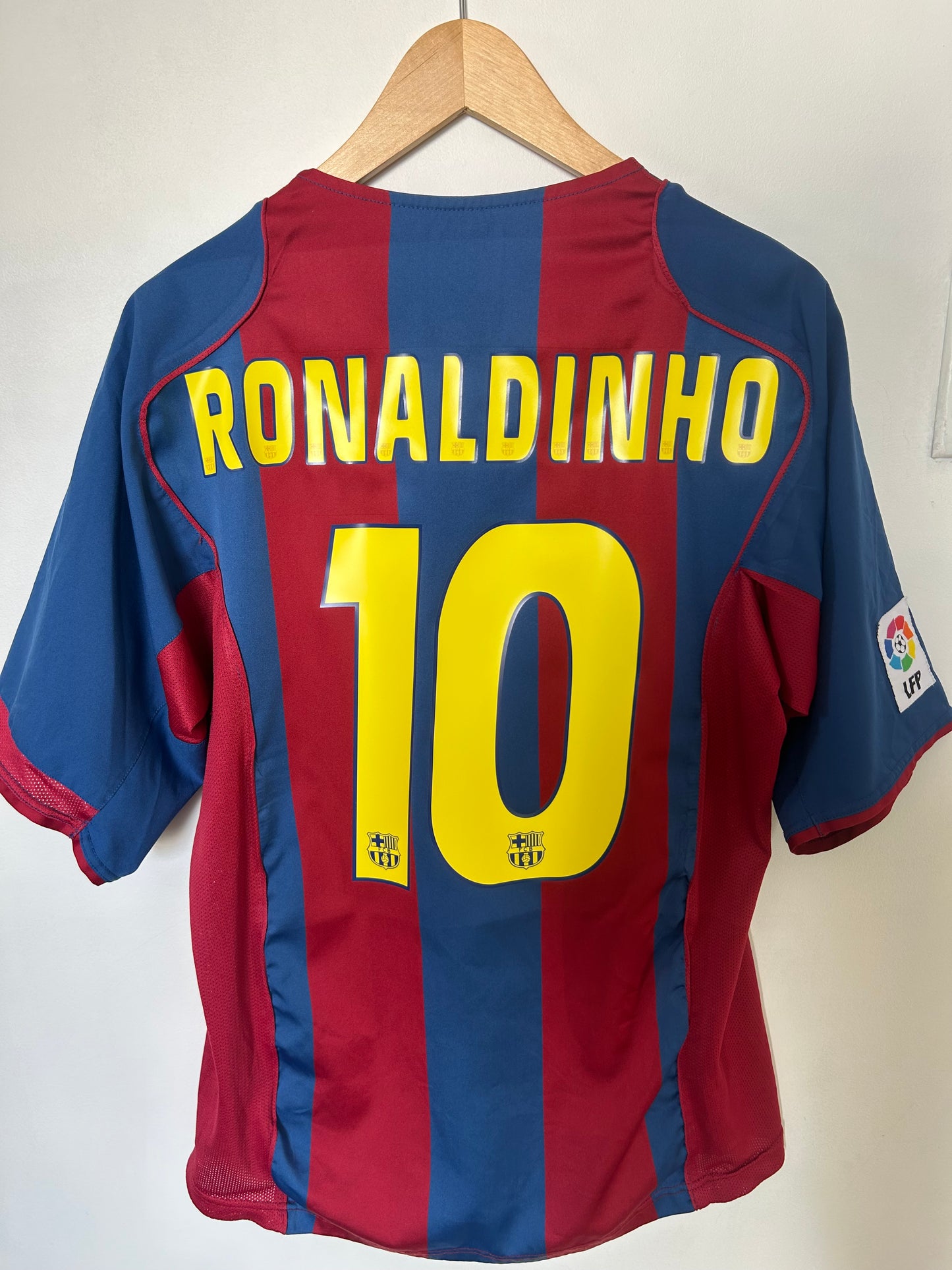 Barcelona 2004-05 Home Shirt - Ronaldinho #10 - M