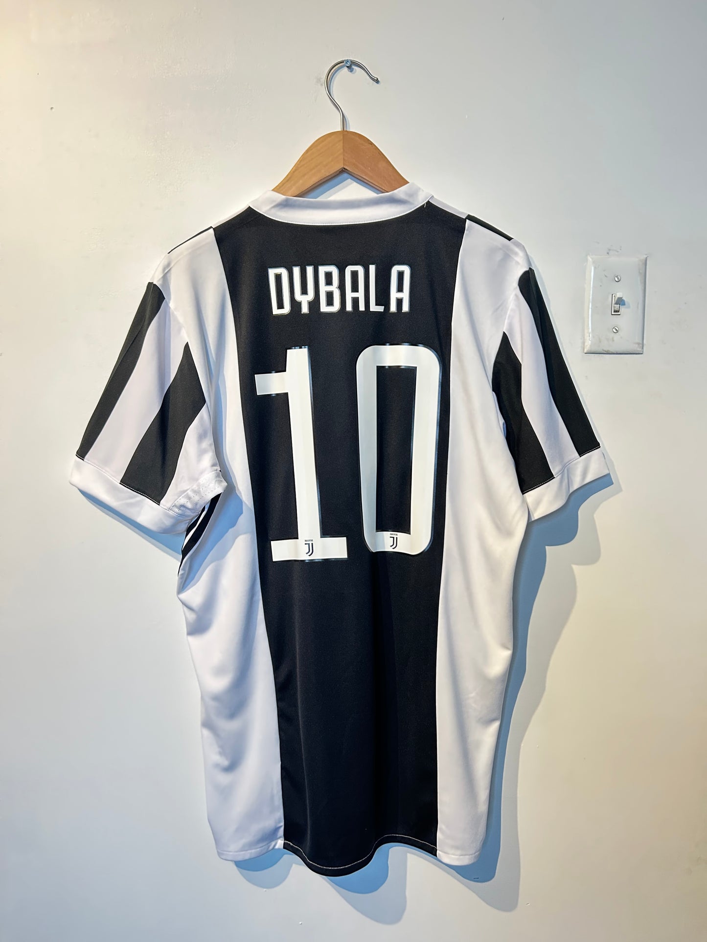 Juventus 2017-18 Home Shirt - Dybala #10 - L