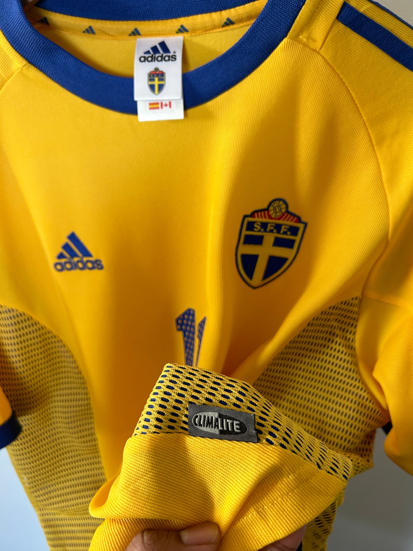 Sweden 2002-03 Home Shirt - Larsson #11 - L